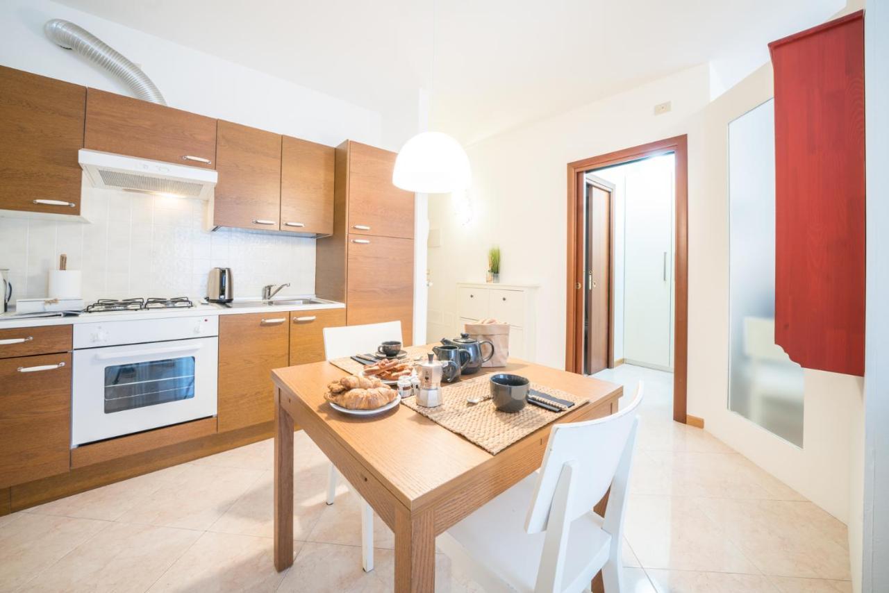 Gardappartamenti Garibaldi City Centre Desenzano del Garda Exterior foto